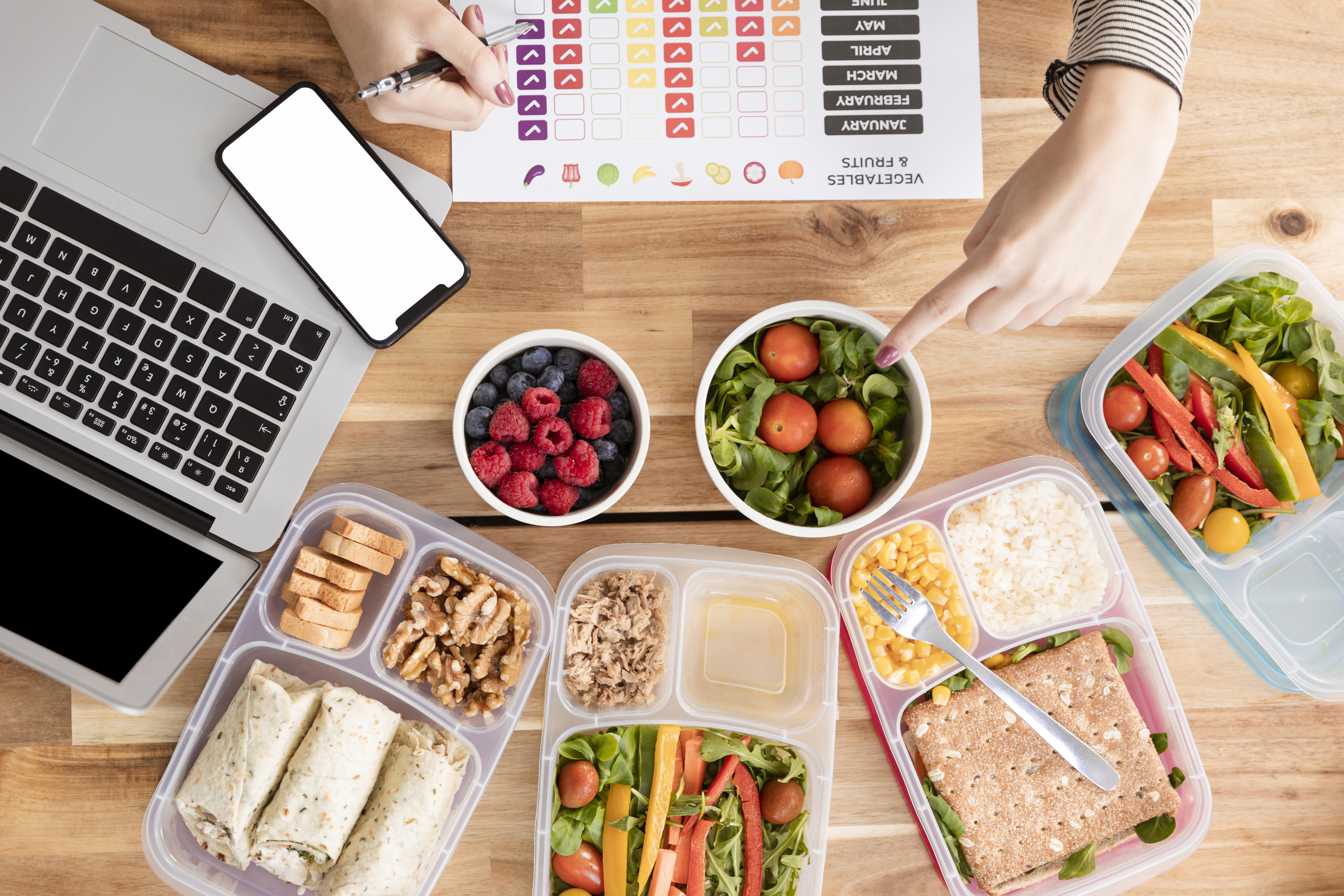 Siapa bilang melakukan meal-prep seperti memasak dan membawa bekal sendiri tidak berpengaruh pada keuangan anda? Mulai siapkan makanan anda untuk mengurangi budget makanan anda!